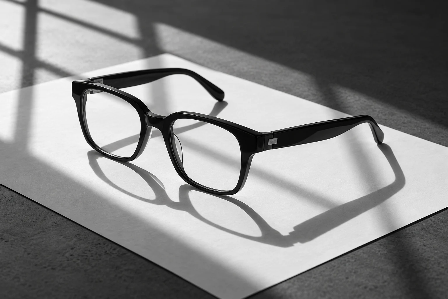 Schwarz-Weiß-Illustration einer sorgfältig gestalteten Acetatbrille im Seitenlicht